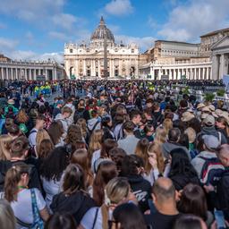 Gläubige und Besucher stehen vor dem Petersdom an, um Abschied von Papst Franziskus zu nehmen. 