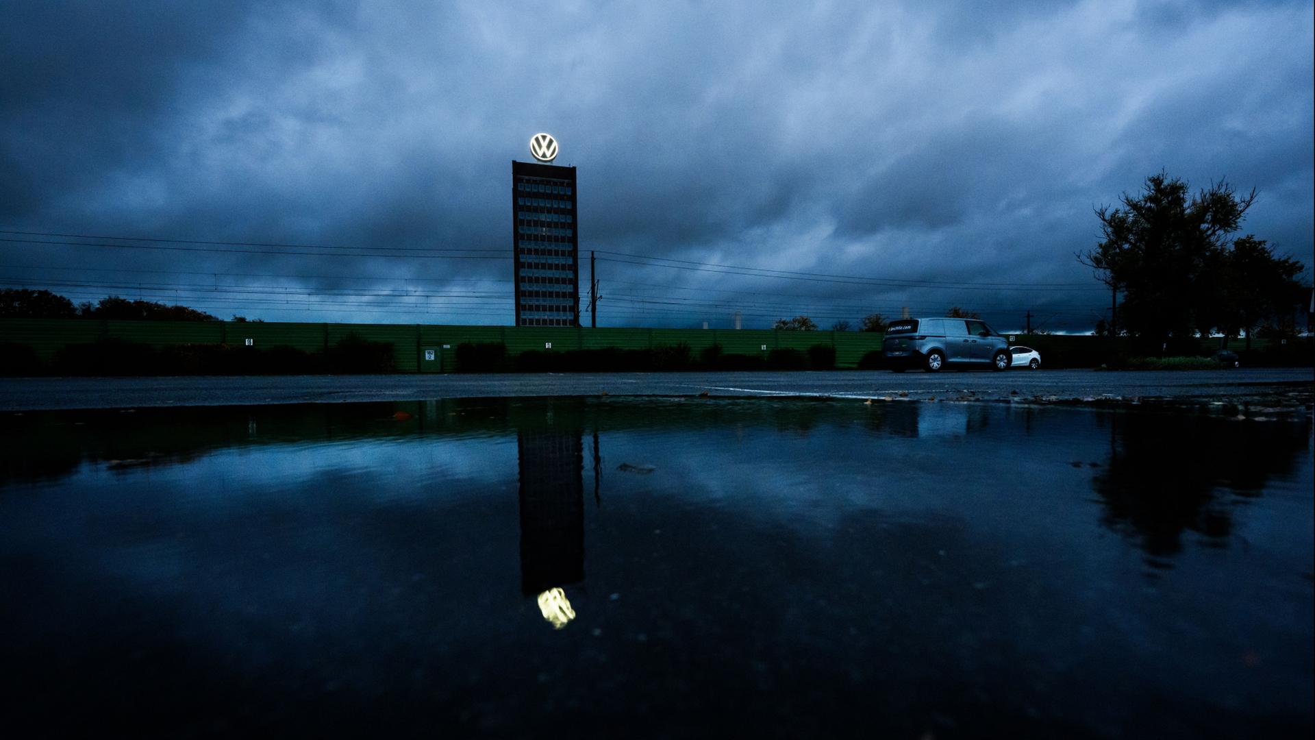 Dunkle Wolken ziehen über das Markenhochhaus von Volkswagen auf dem Gelände vom VW Stammwerk. | Julian Stratenschulte/dpa