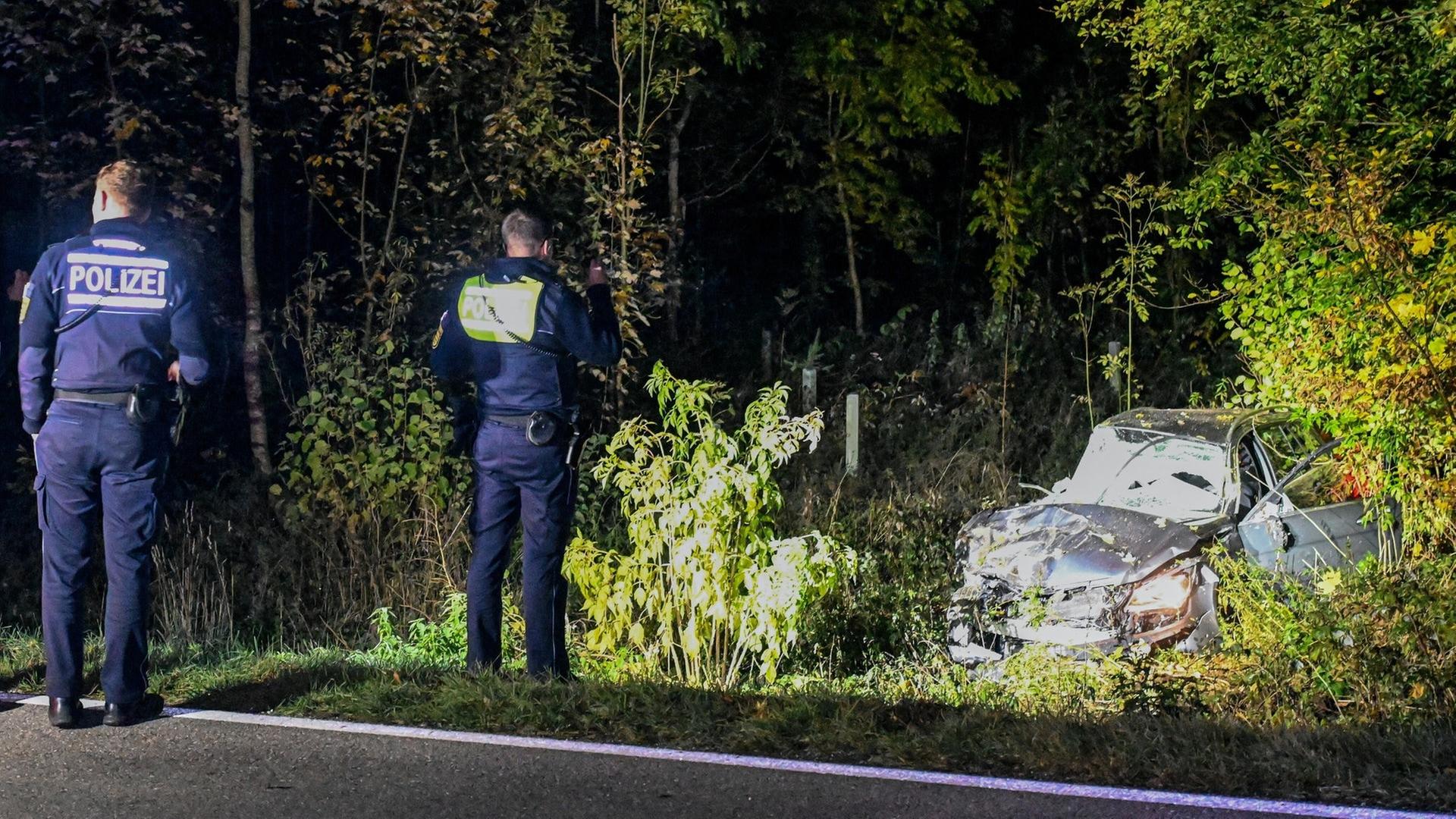 Ein Fahrzeugwrack steht neben der Landstraße 1165 zwischen Gerstetten und Altheim Alb. | dpa Bildfunk, picture alliance/dpa | Jason Tschepljakow