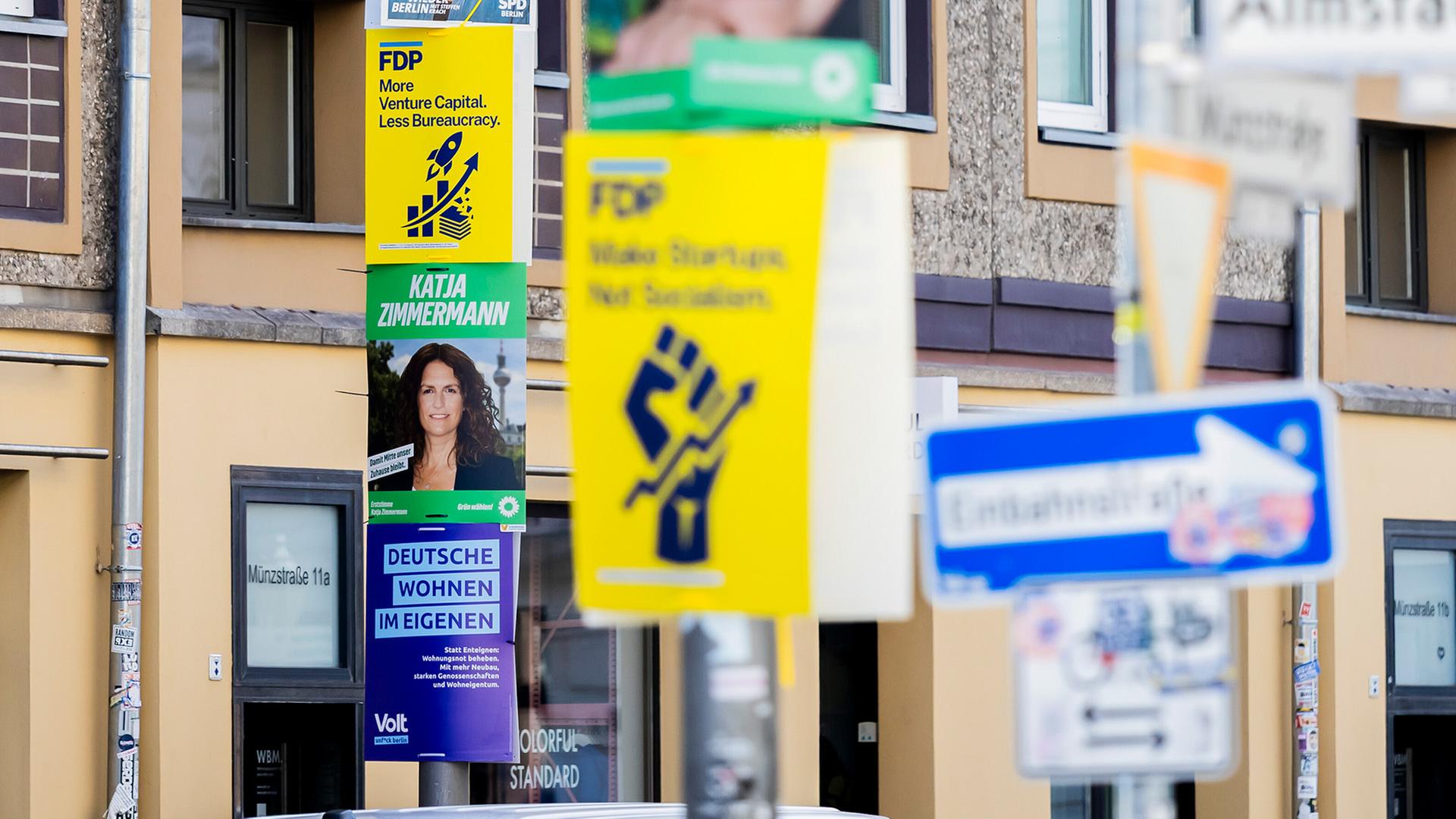 Wahlplakate unterschiedlicher Parteien in Berlin. (Quelle: picture alliance/dpa | Christoph Soeder) | picture alliance/dpa | Christoph Soeder