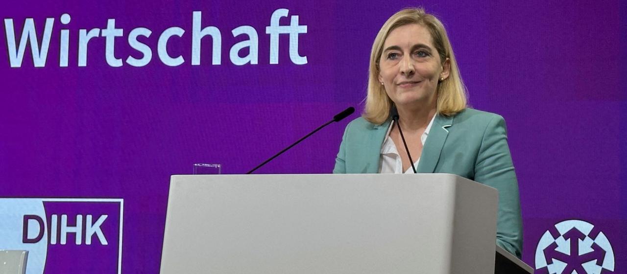 Nina Warken spricht auf dem parlamentarischen Abend im Haus der Wirtschaft.