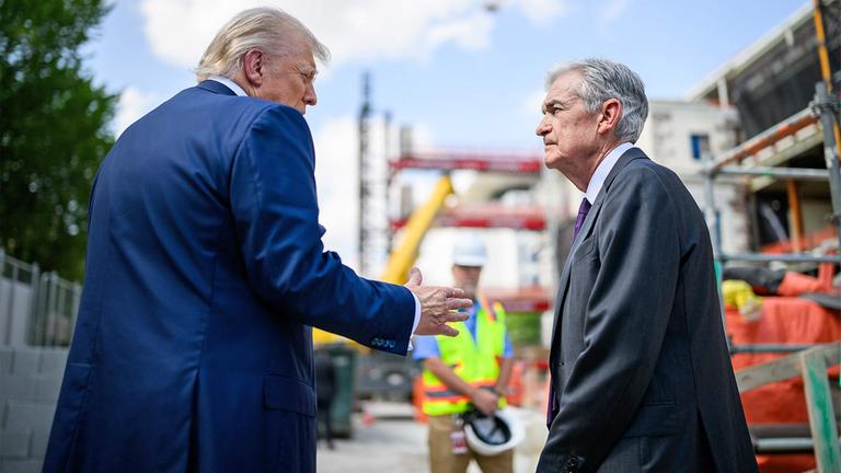 Donald Trump und Jerome Powell bei einem Besuch der US-Notenbank-Baustelle.