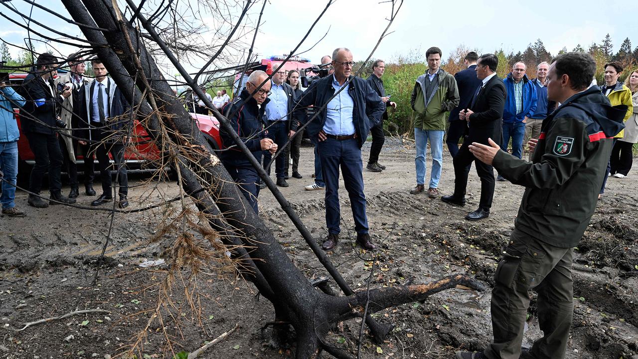 Kanzler Merz, NRW'deki Orman Yangını Bölgesinde Yardımcılara Teşekkür Etti
