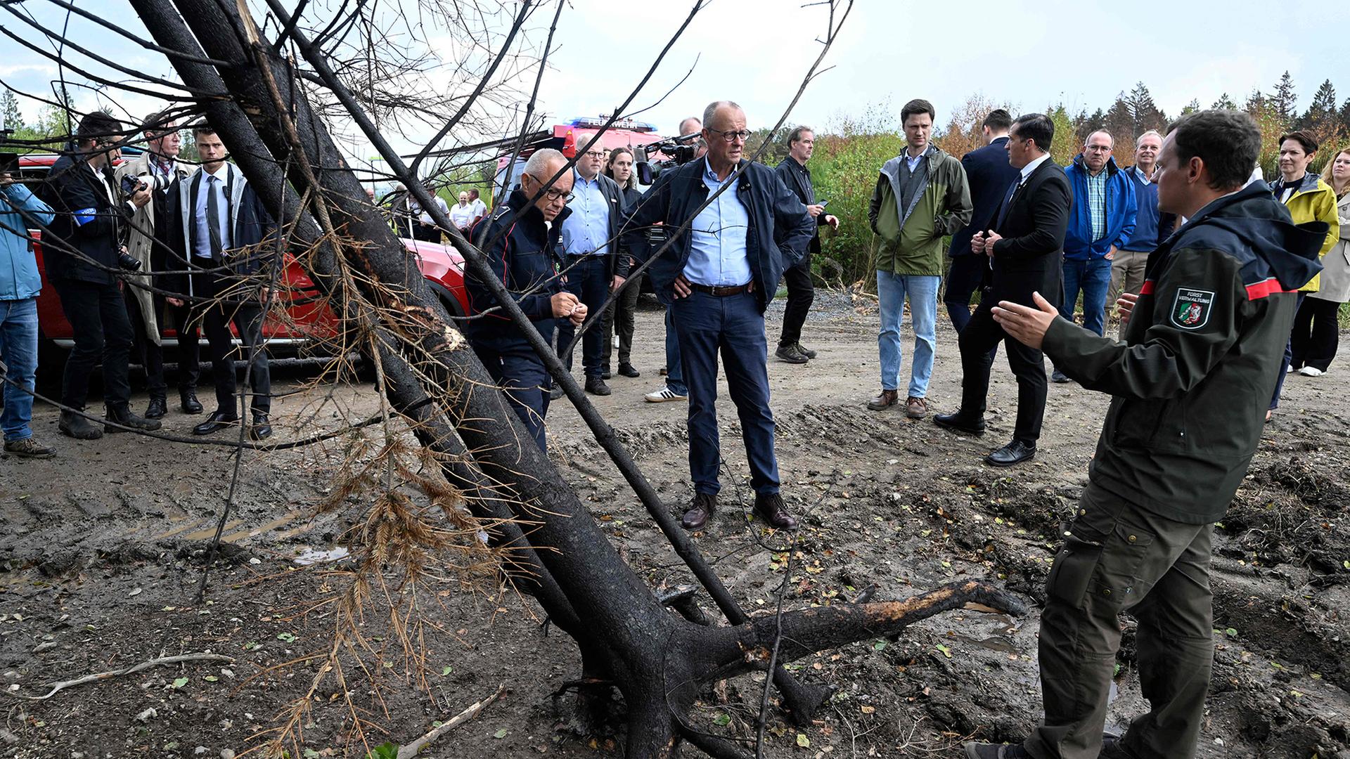 Kanzler Merz dankt Helfern im Waldbrandgebiet in NRW