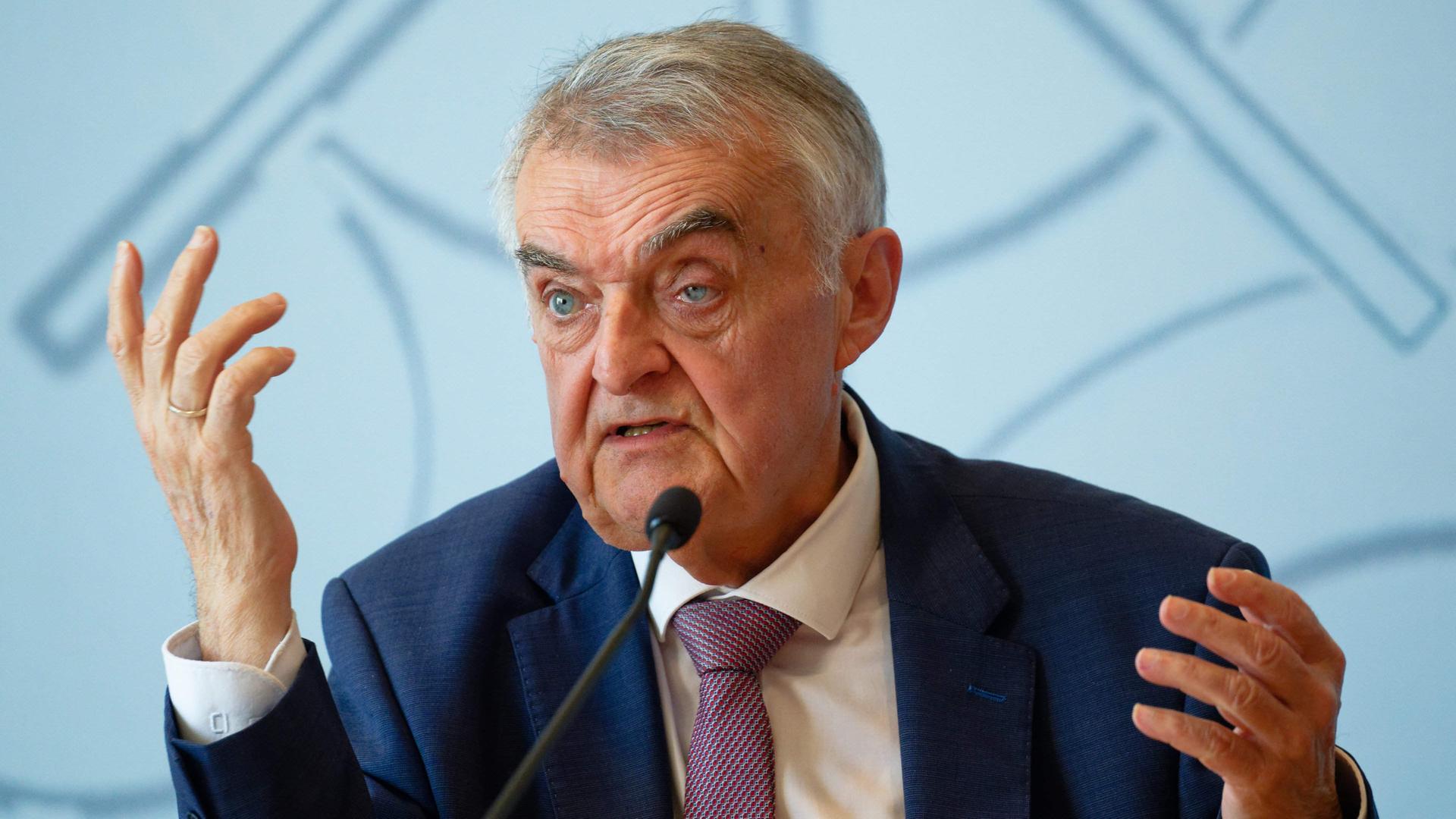 Innenminister Reul stellt sich Fragen: "Dafür bin ich halt Minister"
