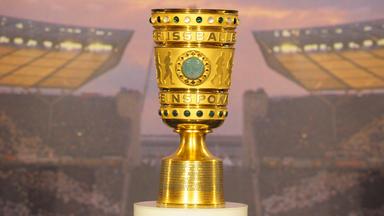 Der DFB-Pokal steht auf einem Sockel