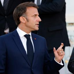 Emmanuel Macron und Olaf Scholz auf einer Pressekonferenz in Schloss Meseberg