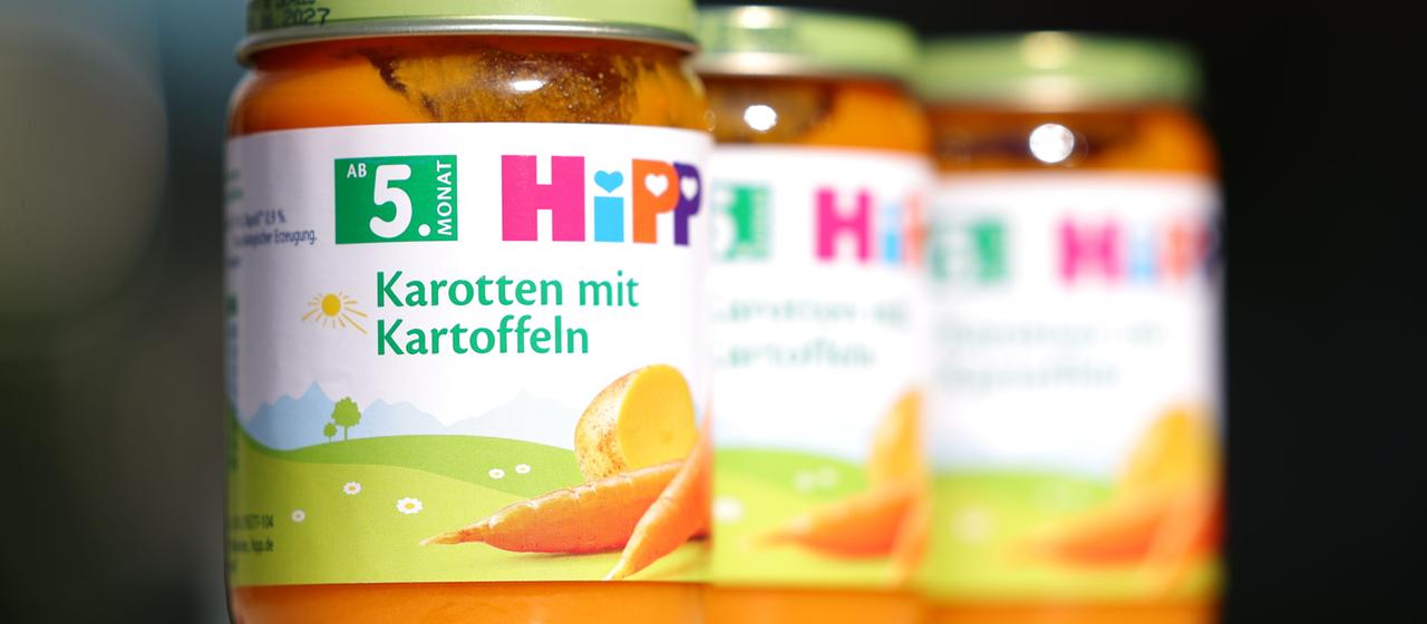 Drei Gläschen mit Babynahrung.