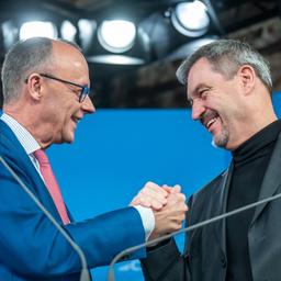 Friedrich Merz und Markus Söder schütteln sich die Hände.