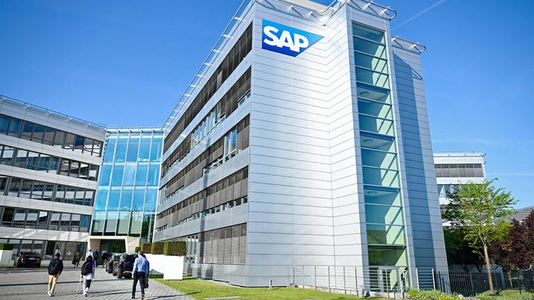 Das Logo des Softwarekonzerns SAP ist am Hauptgebäude des Softwarekonzerns zu sehen.