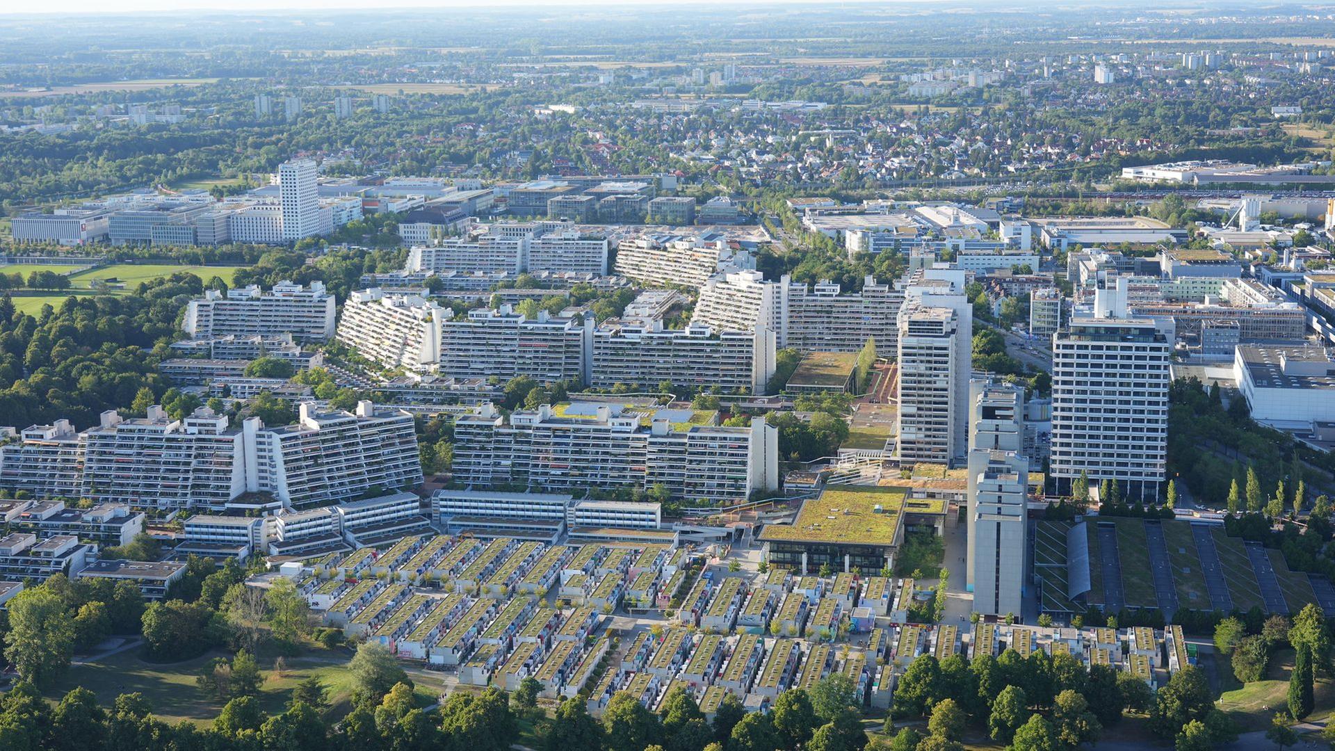 Blick vom Fernsehturm aus auf das Olympische Dorf. Das Wohngebiet wurde für die Olympischen Sommerspiele 1972 gebaut.  | dpa-Bildfunk/Soeren Stache
