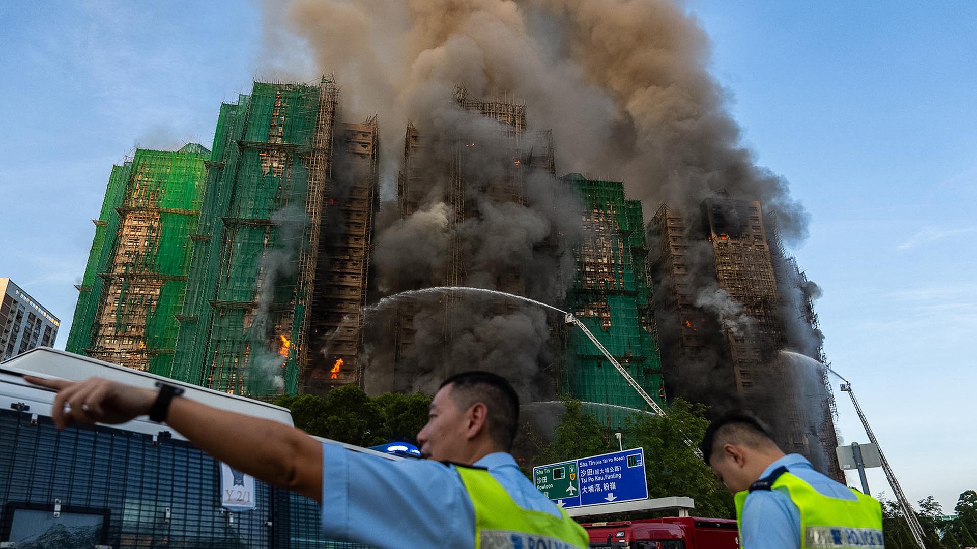Ein brennendes Hochhaus | dpa