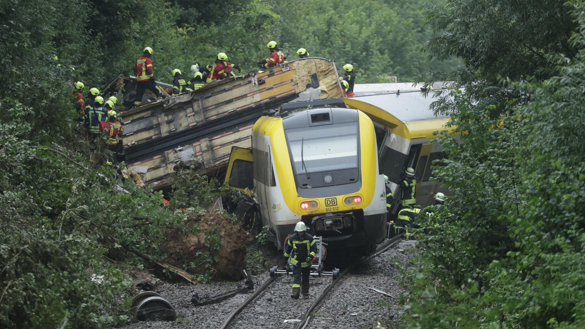 Rettungskräfte suchen in einem entgleisten im baden-württembergischen Kreis Biberach nach Fahrgästen. | dpa
