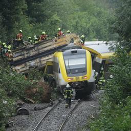 Rettungskräfte suchen in einem entgleisten im baden-württembergischen Kreis Biberach nach Fahrgästen.