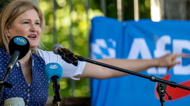 Katrin Ebner-Steiner, Spitzenkandidatin für die AfD in Bayern, bei einem Wahlkampfauftritt.