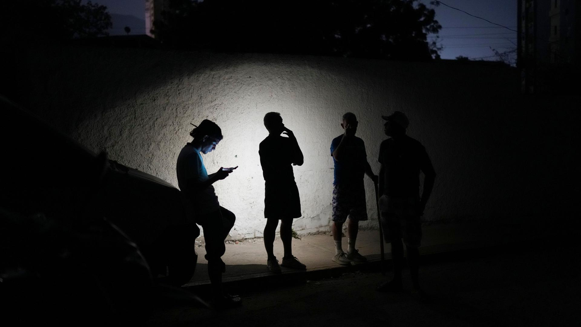 Anwohner stehen in La Guaira zusammen | Matias Delacroix/AP/dpa