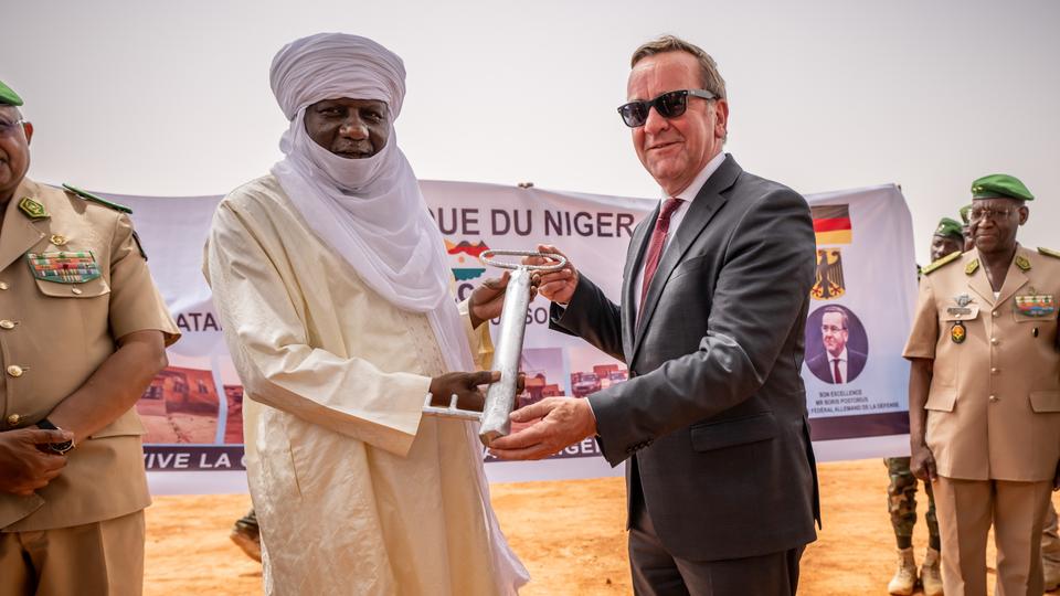 Boris Pistorius neben seinem Amtskollegen Alkassoum Indattou, Verteidigungsminister des Niger