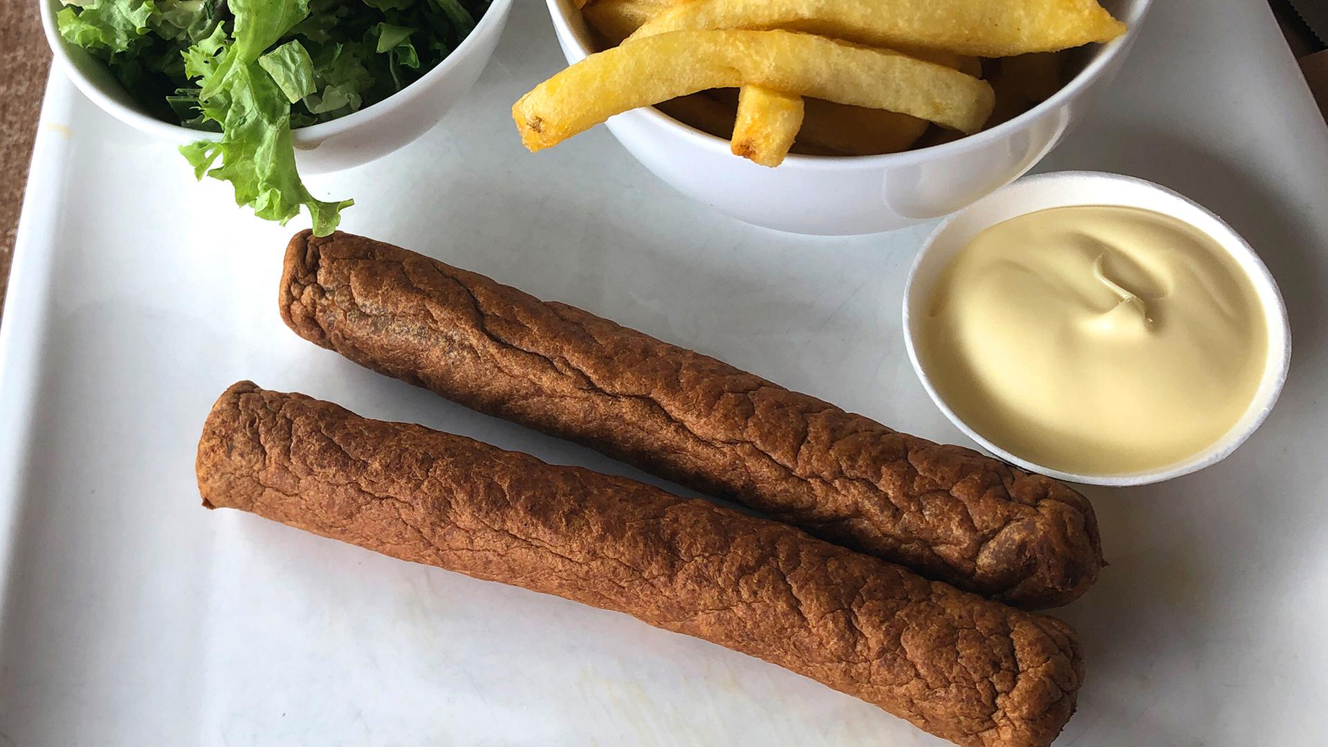 Frikandeln liegen auf einem Teller. | picture alliance / Goldmann