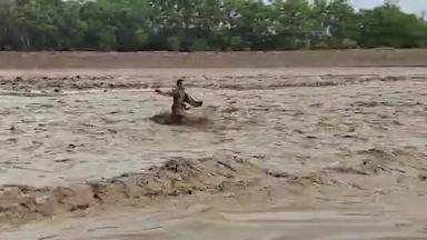 Wassermassen durch Sturzflut in Baghlan, Afghanistan