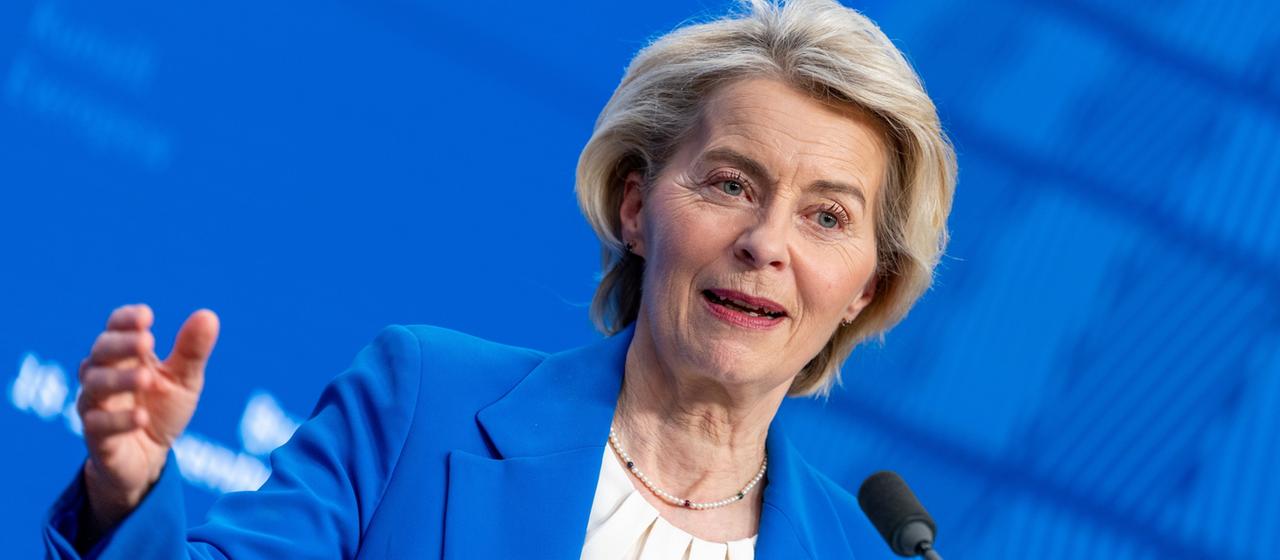 Ursula von der Leyen am Rednerpult.