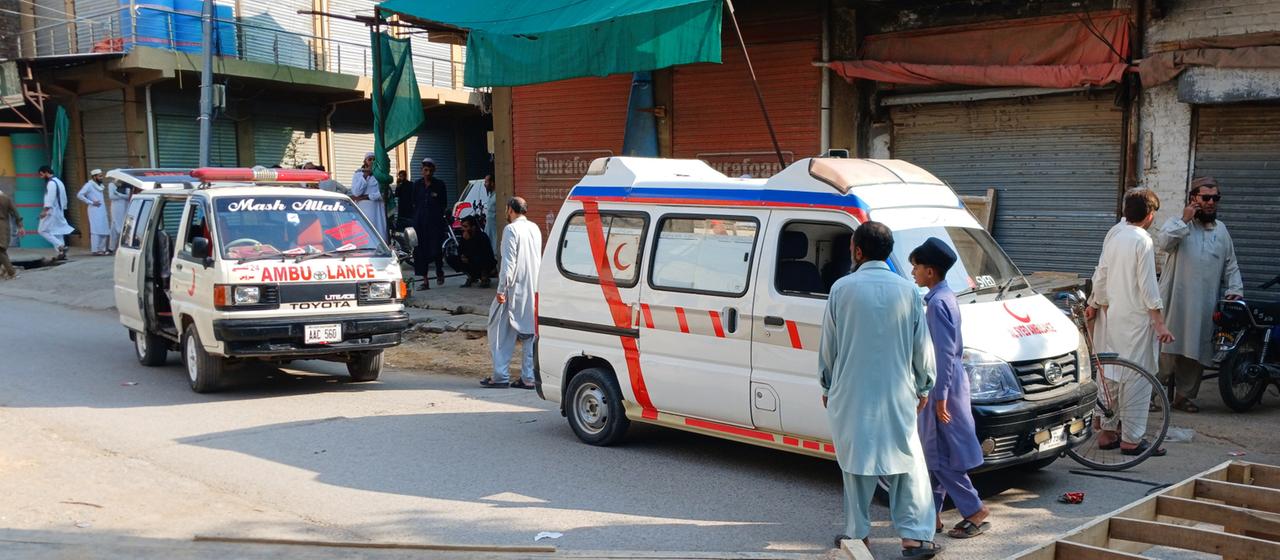 Krankenwagen stehen in einer Straße im Bezirk Kohat in Khyber Pakhtunkhwa (Pakistan).