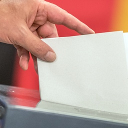 Ein Wähler wirft seinen Stimmzettel zur Bundestagswahl in die Wahlurne.