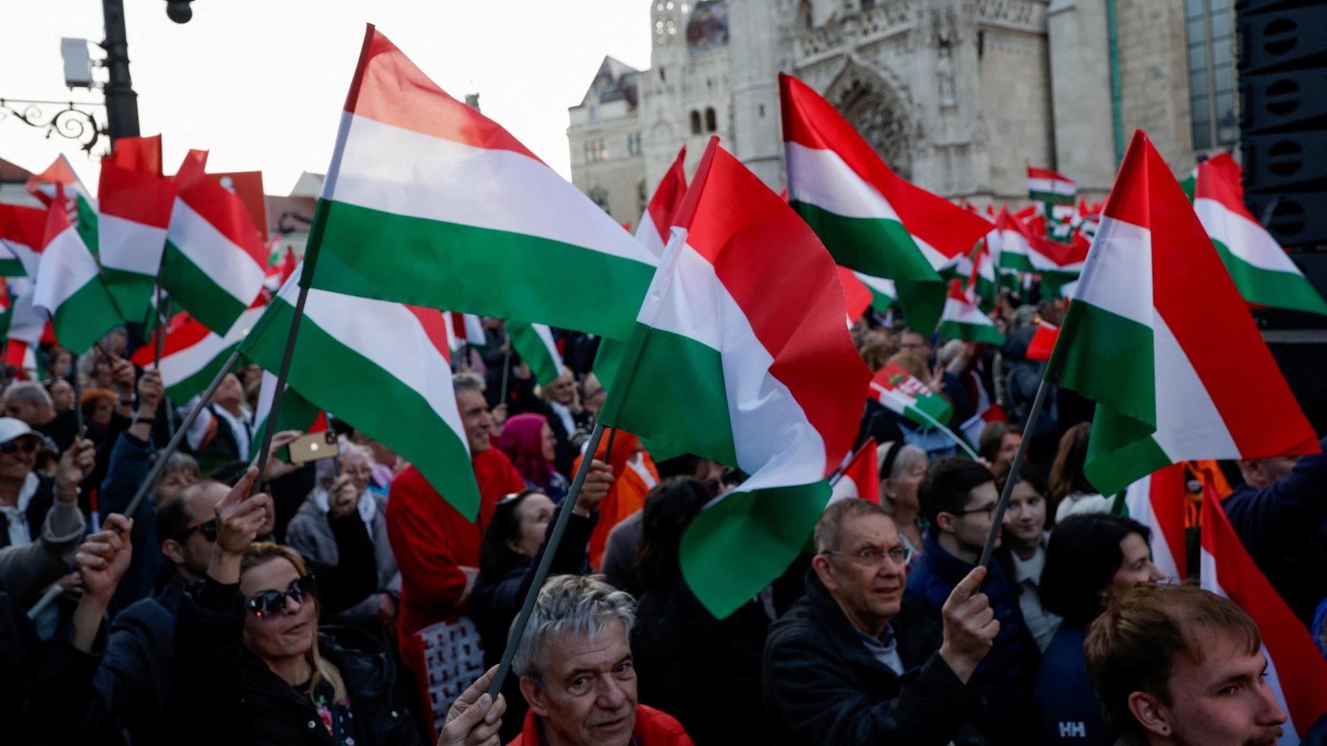 Demonstrierende in Budapest schwenken ungarische Flaggen. | REUTERS