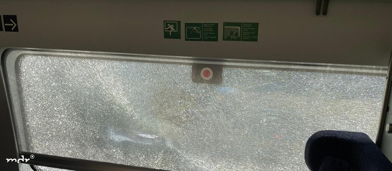 Leere Sitze in einem ICE vor defekter Scheibe