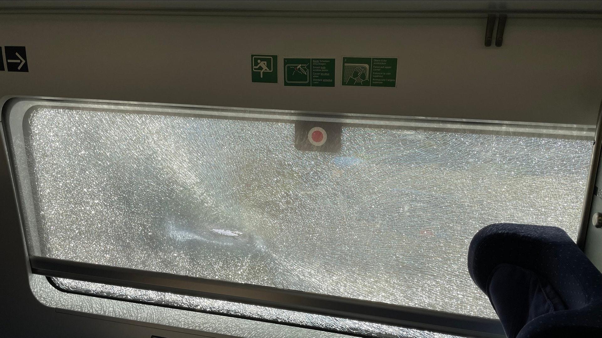 Leere Sitze in einem ICE vor defekter Scheibe | SWR / Schlüter