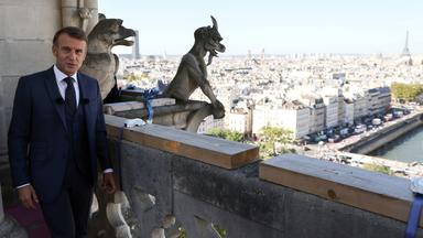 Präsident Macron auf dem Turm von Notre Dame