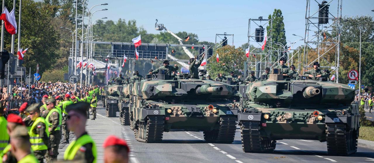 Polnische K2-"Black Panther"-Panzer rollen während der Militärparade anlässlich des Tages der polnischen Streitkräfte in Warschau vorbei.