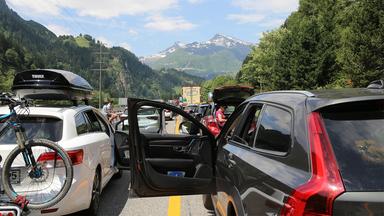Fahrzeuge im Stau auf einer Autobahn.