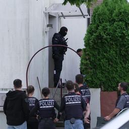 Einsatzkräfte der Polizei stürmten und durchsuchten am Freitagmorgen eine Wohnung in Stuttgart. Bei dem Einsatz im Ortsteil Zuffenhausen ging es um die Sicherung von Beweisen.
