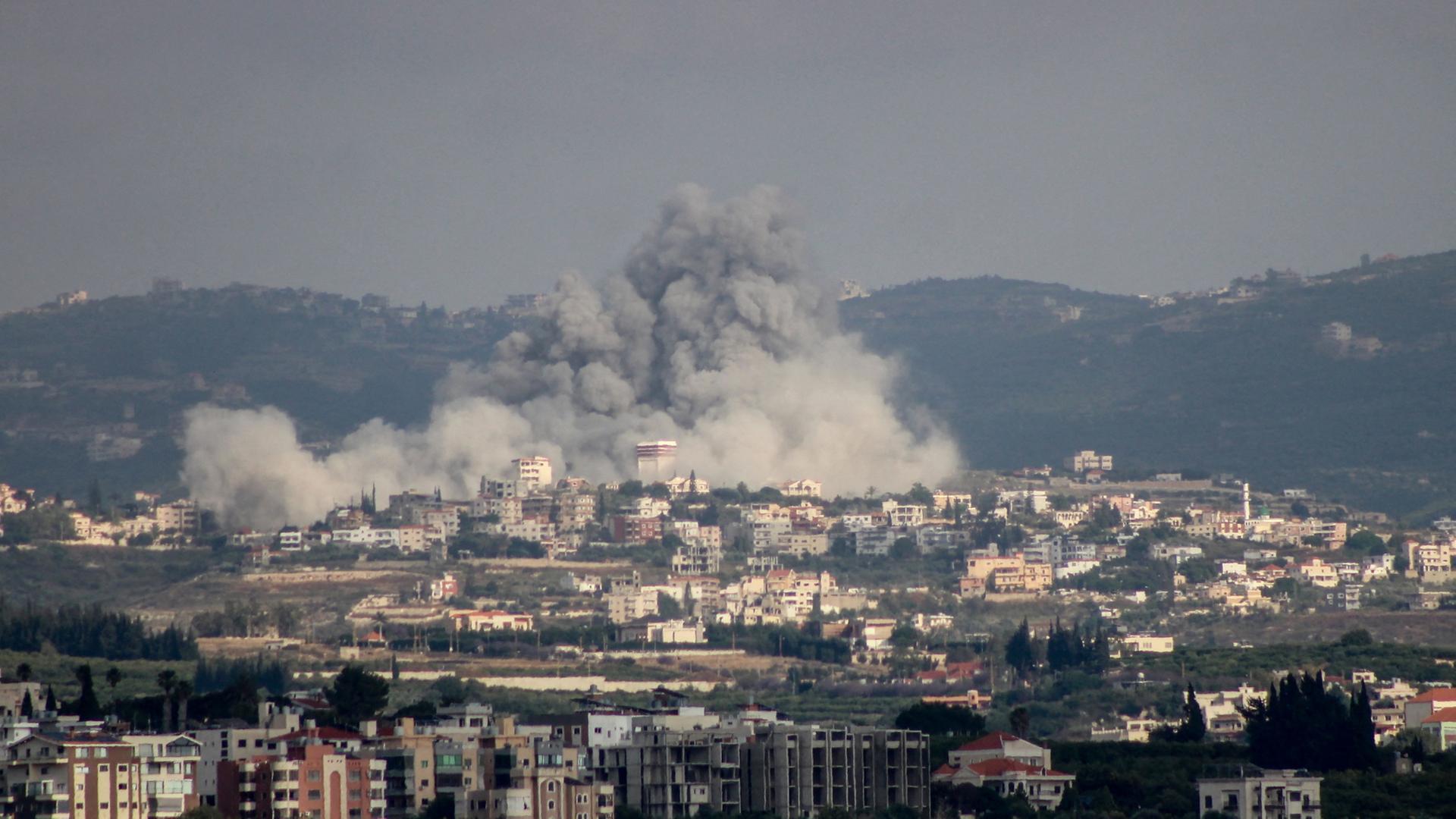 Rauch steigt über dem Dorf Rmadiyeh im Südlibanon auf. | AFP
