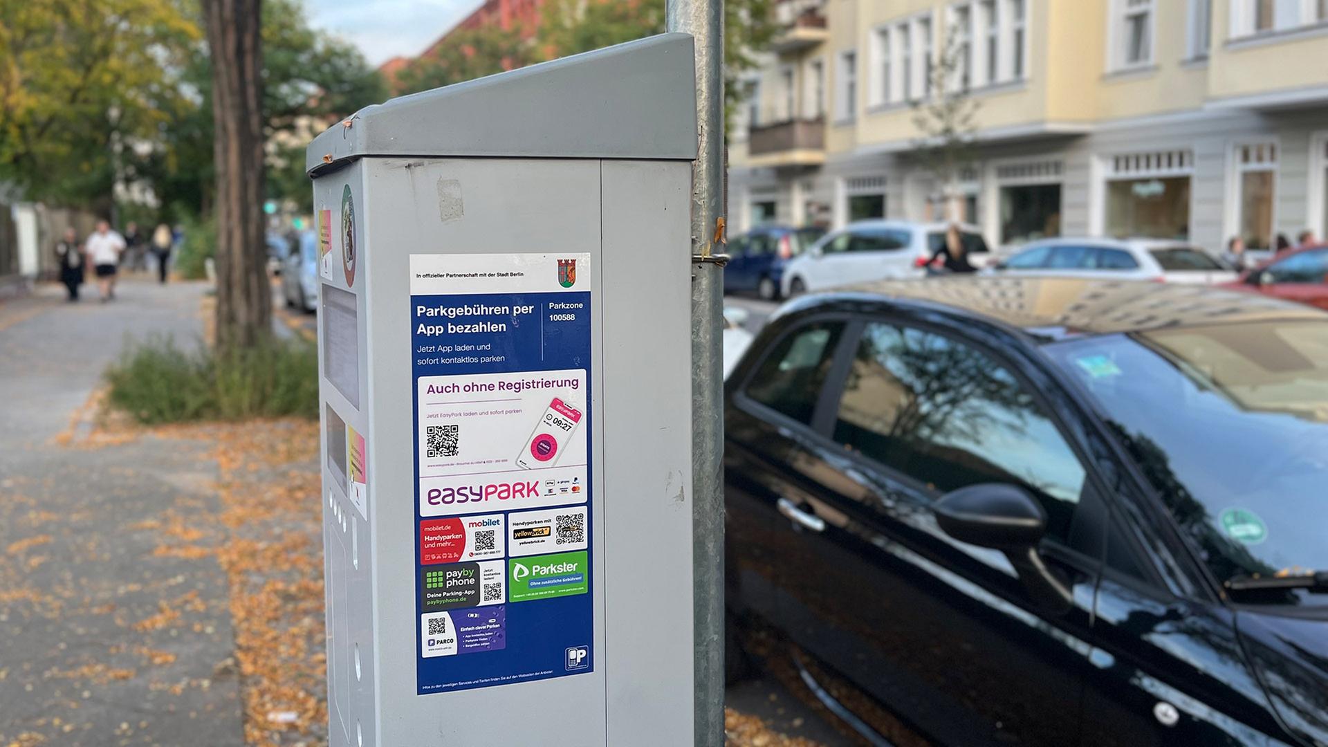 Auf einem Aufkleber auf einem Parkscheinautomat steht: 