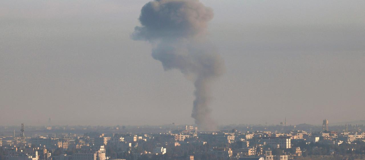 Eine Rauchwolke steigt nach israelischen Luftangriffen über syrischem Staatsgebiet auf.