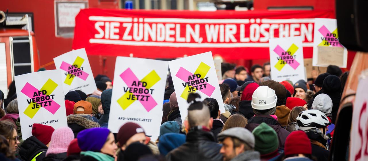 "AfD Verbot jetzt" steht bei einer Demonstration in Berlin auf Plakaten.