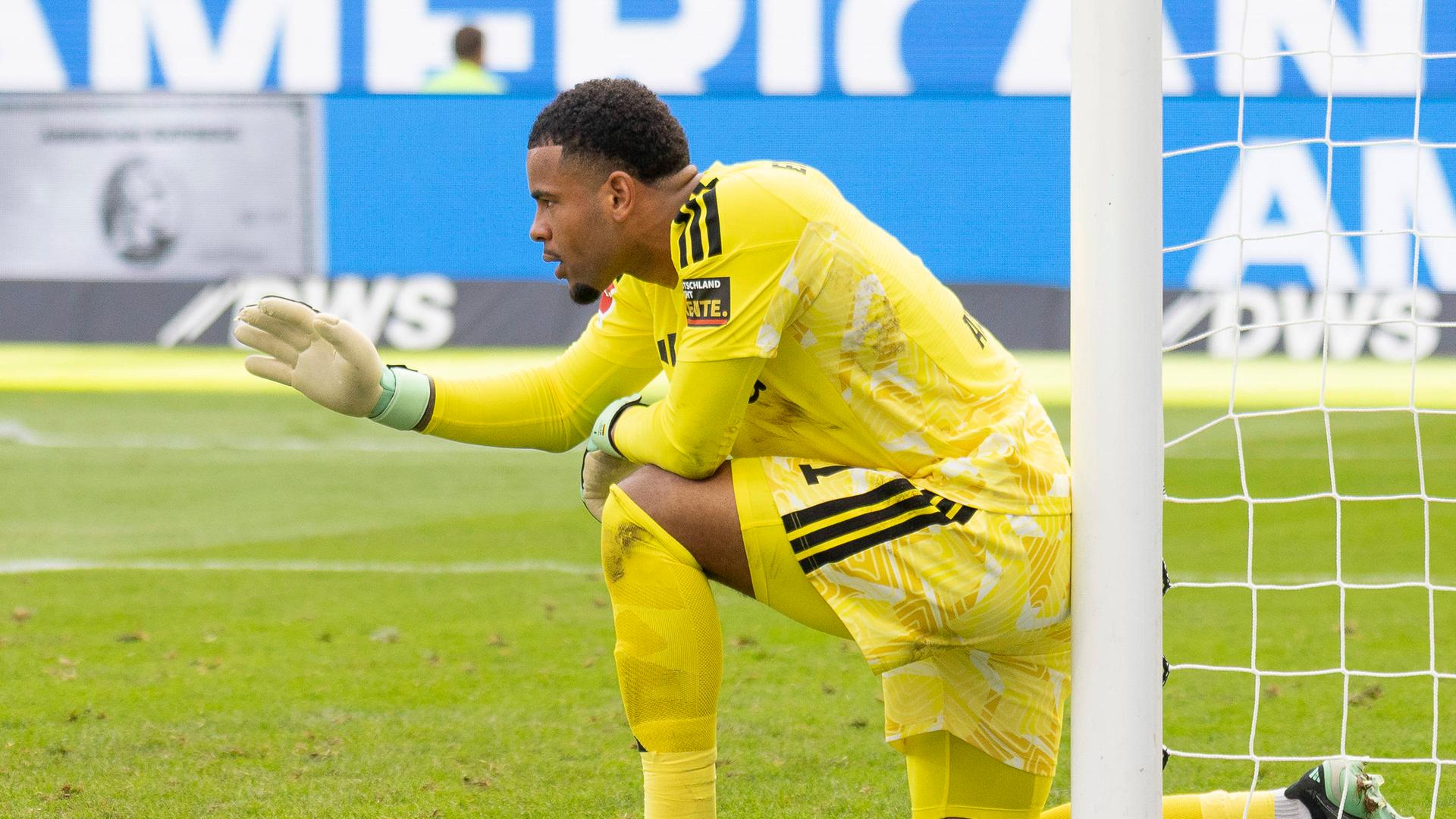 Eintracht-Torwart Noah Atubolu stellt seine Mauer. | IMAGO