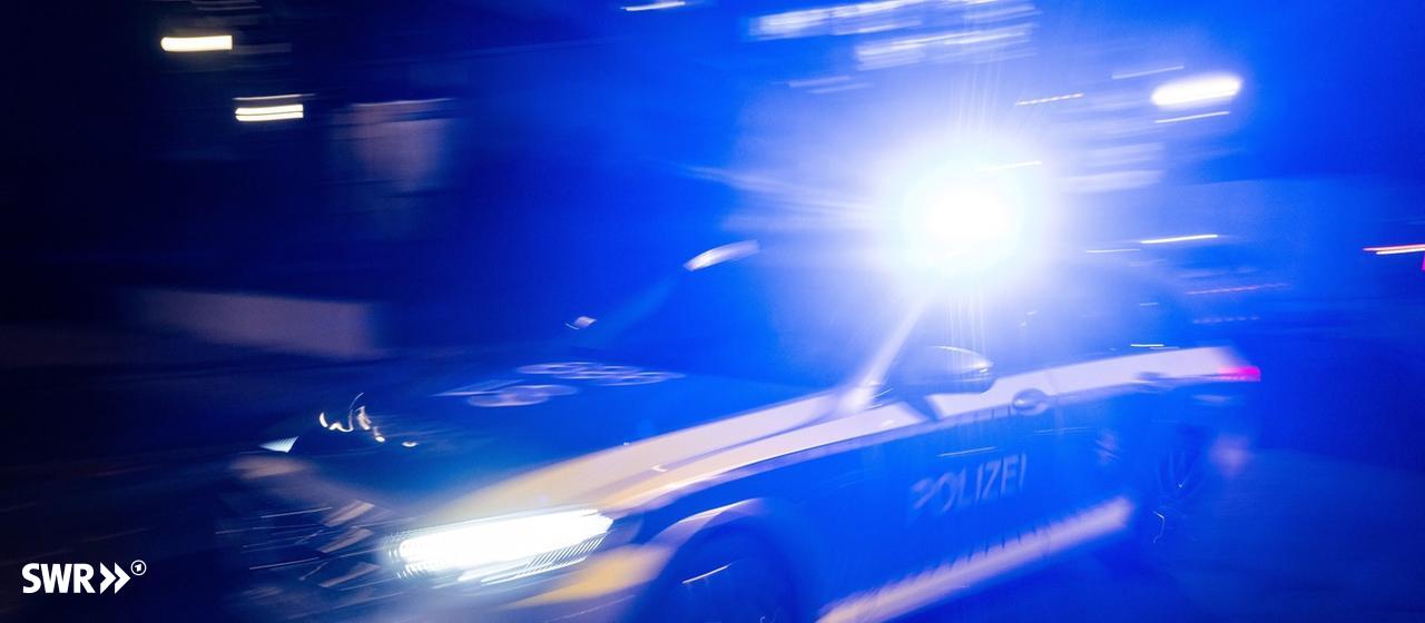 Polizeifahrzeug mit Blaulicht (Symbolbild)