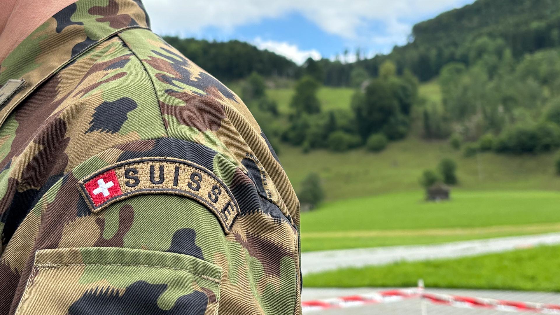 Das Abzeichen auf der Uniform eines Schweizer Soldaten. | dpa