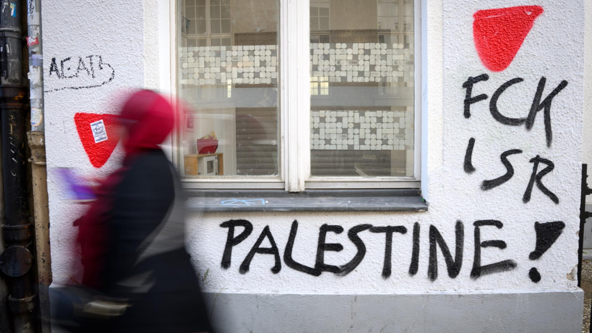 An zahlreichen Häusern in Berlin sind rote Dreiecke, ein Zeichen der Hamas, und andere antisemitische und propalästinensische Parolen gesprüht.