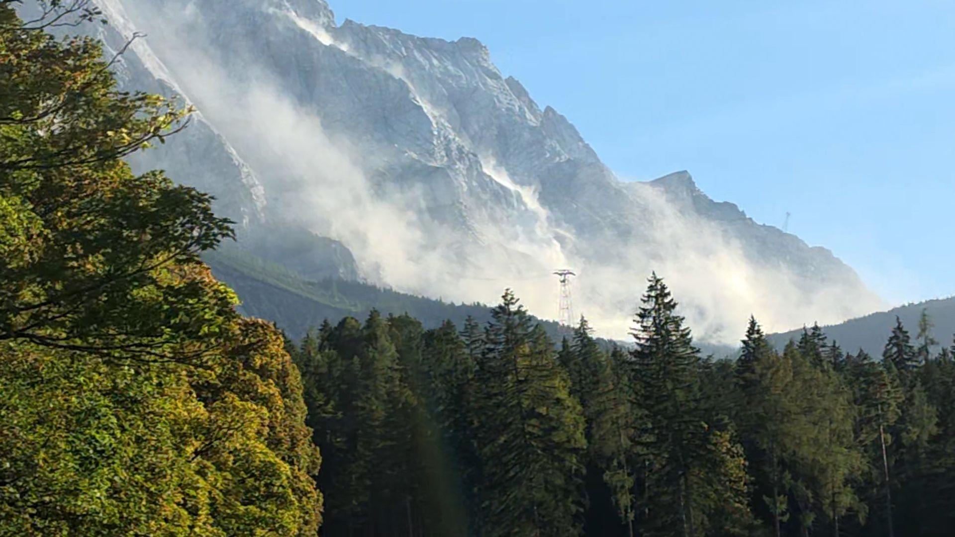 GroΓe Staubwolke durch massiven Felssturz an der Zugspitze