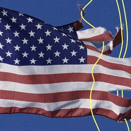 Eine zerissene US-Nationalflagge weht im Wind.