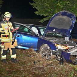 Rettungskräfte der Feuerwehr stehen neben einem verunfallten Fahrzeug. Bei einer Verfolgungsfahrt mit der Polizei haben ein 13-Jähriger und ein 15-Jähriger in Ditzingen (Kreis Ludwigsburg) einen schweren Unfall gebaut.