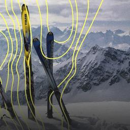 Tourenski am Gipfel vor Bergkulisse