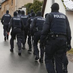Beamte der Polizei bei einer Razzia im thüringischen Saaldorf, die sich im Dezember 2022 gegen die Reichsbürger-Szene richtet.