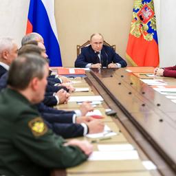 Wladimir Putin und das russische Sicherheitskabinett tagen