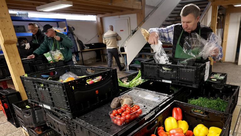 Bei der Tafel in Rostock werden Lebensmittel kontrolliert
