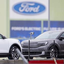 Ford-Elektroautos vom Typ Explorer stehen auf Autotransportern auf dem Werksgelände von Ford in Köln.