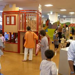 Menschen in einem Familienzentrum mit Spielbereich im japanischen Akashi.